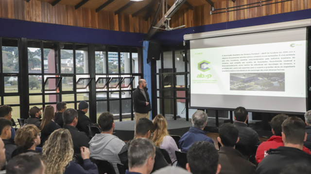 Prefeitura de Curitiba capacita equipes para ampliar qualidade das obras com pavimento em concreto